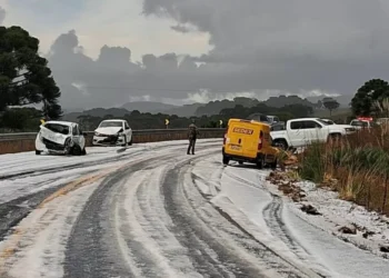 Chuva de granizo surpreende e causa acidente com cinco veículos na SC-114