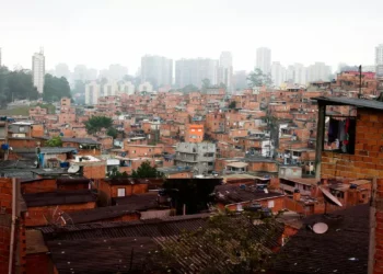 Classe DE é a que quer consumir mais em 2025; o celular é o principal meio de compras