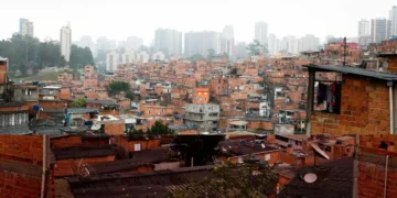 Classe DE é a que quer consumir mais em 2025; o celular é o principal meio de compras