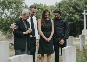¿Qué significa soñar con personas que han muerto, según la psicología?