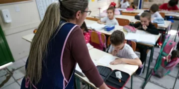Governo de SC anuncia reajuste de até 17,5% para servidores da Educação