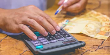 Demanda por crédito no Brasil cai 2% em abril ante março, mostra índice