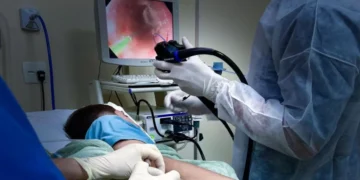 Paciente passa por transplante de fezes inédito em SC; as fezes eram da própria esposa