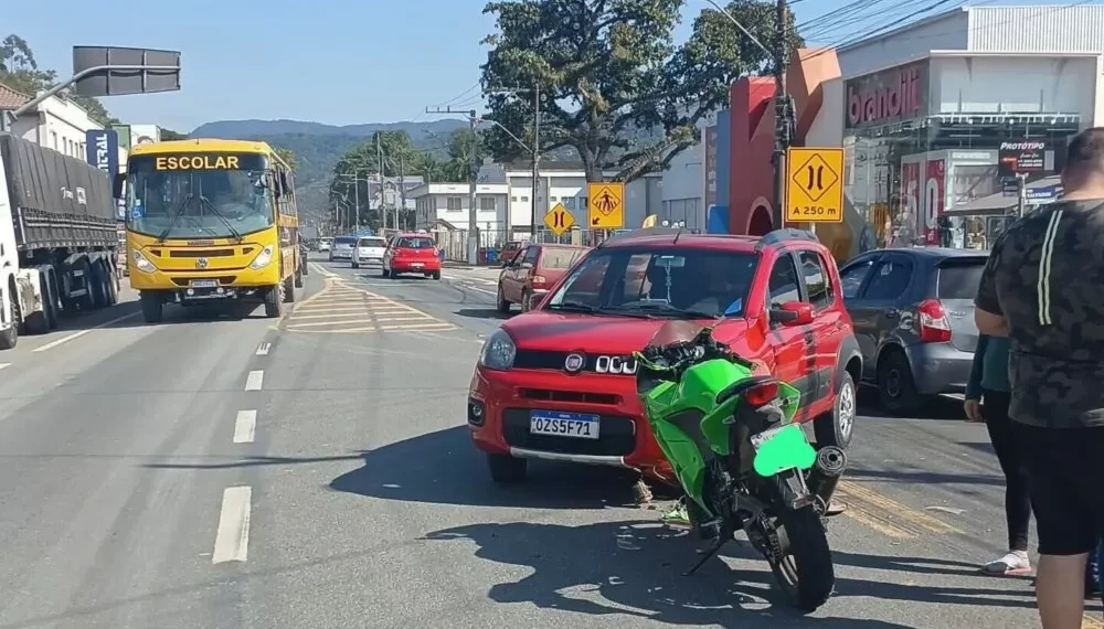 Bateu, levantou e foi embora: Vítimas recusam atendimento após colisão na BR-470