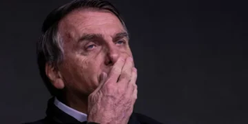 Tornozeleira impede viagem de Bolsonaro a SC e impõe novas restrições