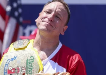 ¿Insuperable? El ‘rey del hot dog’ devora 70 unidades en 10 minutos
