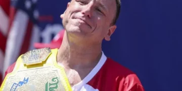 ¿Insuperable? El ‘rey del hot dog’ devora 70 unidades en 10 minutos