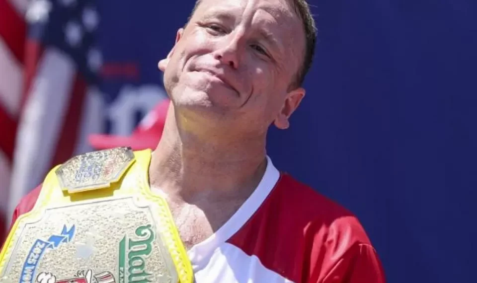 ¿Insuperable? El ‘rey del hot dog’ devora 70 unidades en 10 minutos