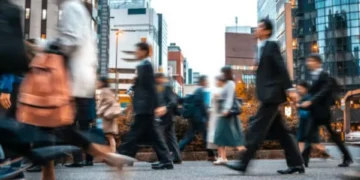 ¿Qué significa que alguien camine muy rápido siempre, según la psicología?