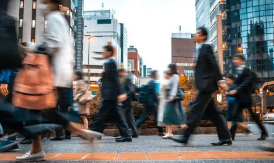 ¿Qué significa que alguien camine muy rápido siempre, según la psicología?