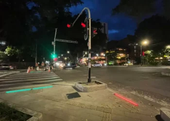 ¿Por qué Medellín colocó semáforos en el piso? El motivo lo sorprenderá