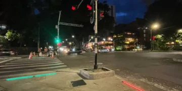 ¿Por qué Medellín colocó semáforos en el piso? El motivo lo sorprenderá