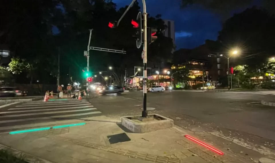 ¿Por qué Medellín colocó semáforos en el piso? El motivo lo sorprenderá