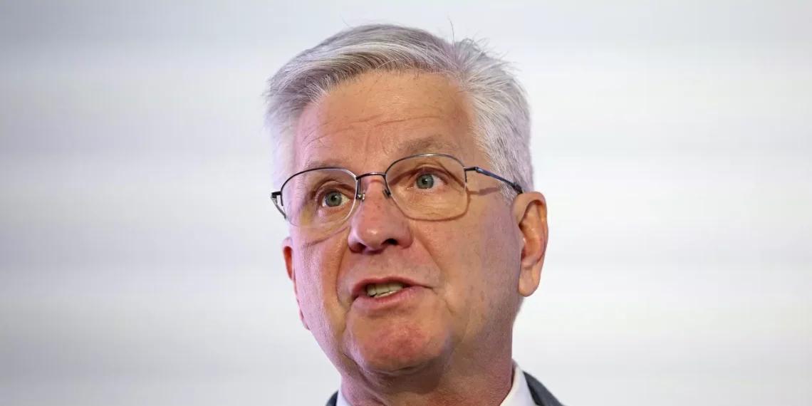 Diretor do Fed pede corte de juro já em julho em meio a risco maior para crescimento