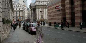 Economia do Reino Unido encolhe novamente em maio, gerando novas preocupações