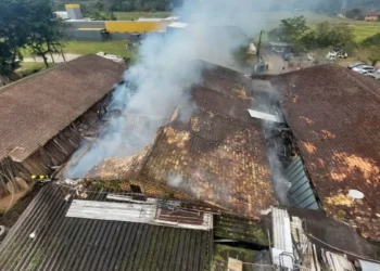Fábrica de móveis pega fogo em Gaspar e mobiliza operação com retroescavadeira e caminhões-pipa
