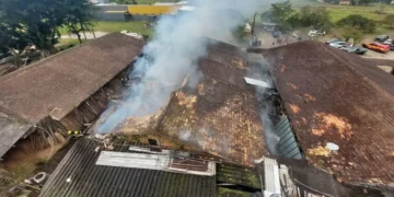 Fábrica de móveis pega fogo em Gaspar e mobiliza operação com retroescavadeira e caminhões-pipa