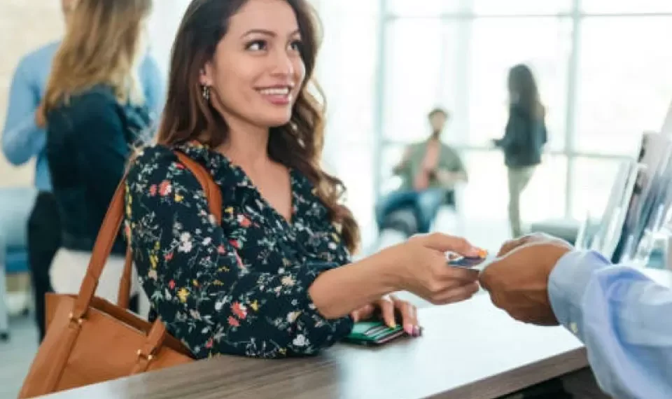 ¿Cuál es el banco de Colombia que da más beneficios a sus usuarios, según la IA?