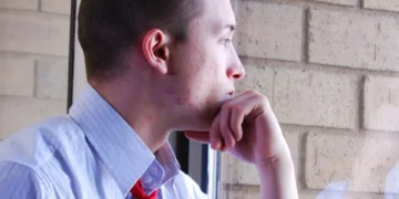 ¿Hablar solo en su casa y en voz alta es un trastorno? Esto dice la psicología