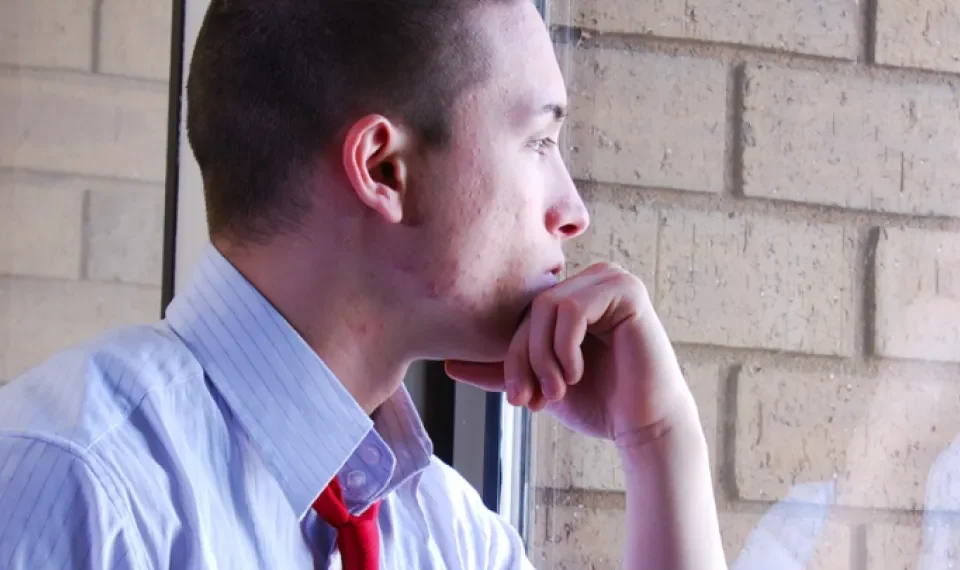 ¿Hablar solo en su casa y en voz alta es un trastorno? Esto dice la psicología