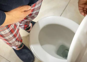 Las 8 razones por las cuales el olor de su orina puede ser muy fuerte (tenga cuidado)