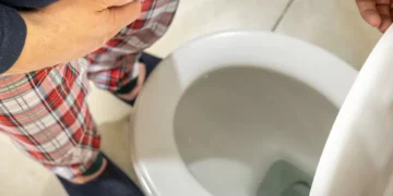 Las 8 razones por las cuales el olor de su orina puede ser muy fuerte (tenga cuidado)