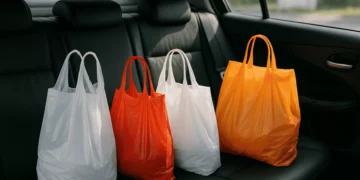 Pode levar objetos soltos nos bancos do carro? Veja riscos e problemas com a lei