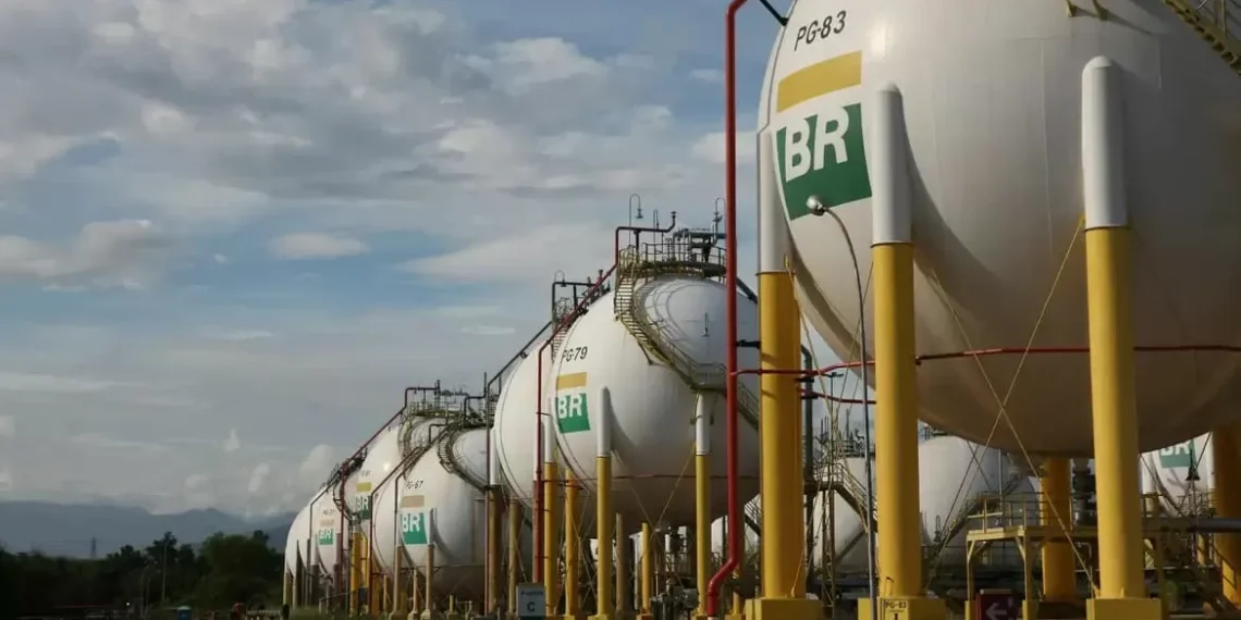 Petrobras reduz preço do gás natural em 14% a partir de agosto