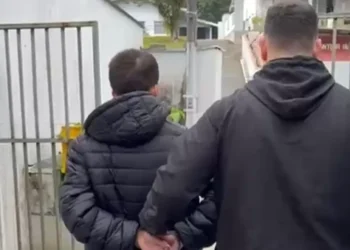 Foragido por homicídio no Paraná é preso em Blumenau após exibir arma nas redes sociais