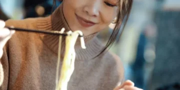 Tiburón conservado en orina, jugo de ojo de oveja y más comidas extravagantes del mundo