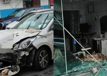 Errou a direção e acertou a fachada: carro invade loja fechada em Blumenau