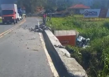 Por um triz: motorista salta antes de caminhão despencar de ponte em Rodeio