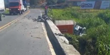 Por um triz: motorista salta antes de caminhão despencar de ponte em Rodeio