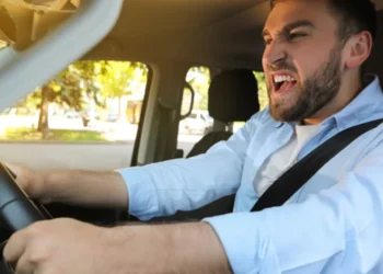 Esto es lo que significa enojarse cuando lo adelantan en carretera, según la psicología