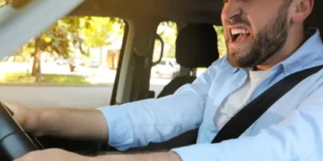 Esto es lo que significa enojarse cuando lo adelantan en carretera, según la psicología