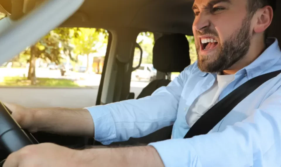 Esto es lo que significa enojarse cuando lo adelantan en carretera, según la psicología