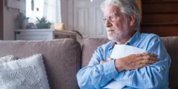 “Roba años de vida”: expertos descubren una impactante razón detrás del envejecimiento