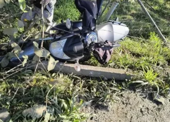 Motociclista é lançado em terreno após colisão na SC-110 em Pomerode