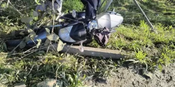 Motociclista é lançado em terreno após colisão na SC-110 em Pomerode