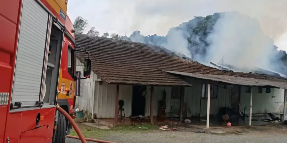Incêndio atinge casa no bairro Santo Antônio, em Rio dos Cedros
