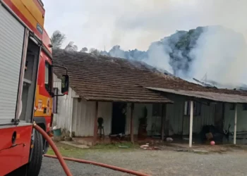 Incêndio atinge casa no bairro Santo Antônio, em Rio dos Cedros