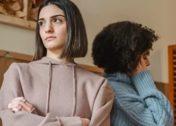 Qué significa que una persona le deje de hablar cuando se enoja, según la psicología