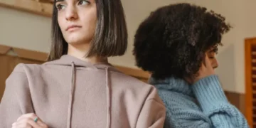 Qué significa que una persona le deje de hablar cuando se enoja, según la psicología