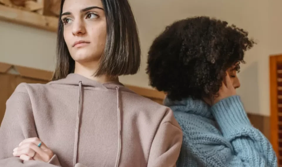 Qué significa que una persona le deje de hablar cuando se enoja, según la psicología