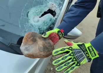 Pedra lançada por caminhão atravessa para-brisa e fere motorista na BR-470, em Rio do Sul