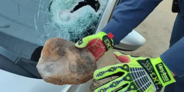 Pedra lançada por caminhão atravessa para-brisa e fere motorista na BR-470, em Rio do Sul
