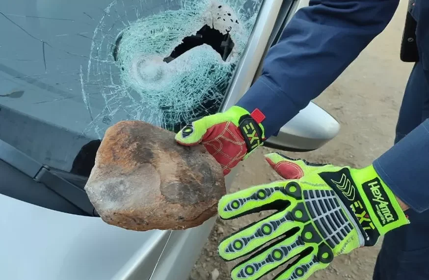 Pedra lançada por caminhão atravessa para-brisa e fere motorista na BR-470, em Rio do Sul