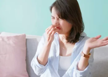 Cuidado: qué significa tener flujo blanco con mal olor y manchar la ropa interior