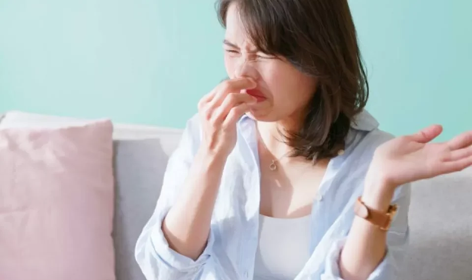 Cuidado: qué significa tener flujo blanco con mal olor y manchar la ropa interior