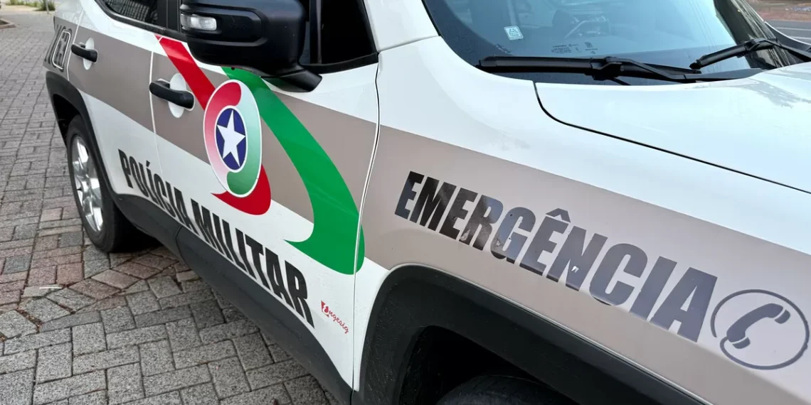 Homem é preso por ameaçar o próprio pai em Blumenau ao levar amigos para consumir drogas em casa